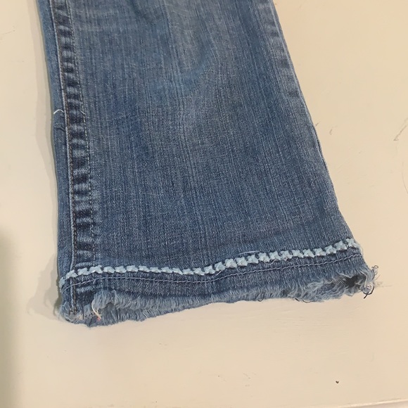 Candie’s Boho Embroidered Capri Jeans - Picture 4 of 9